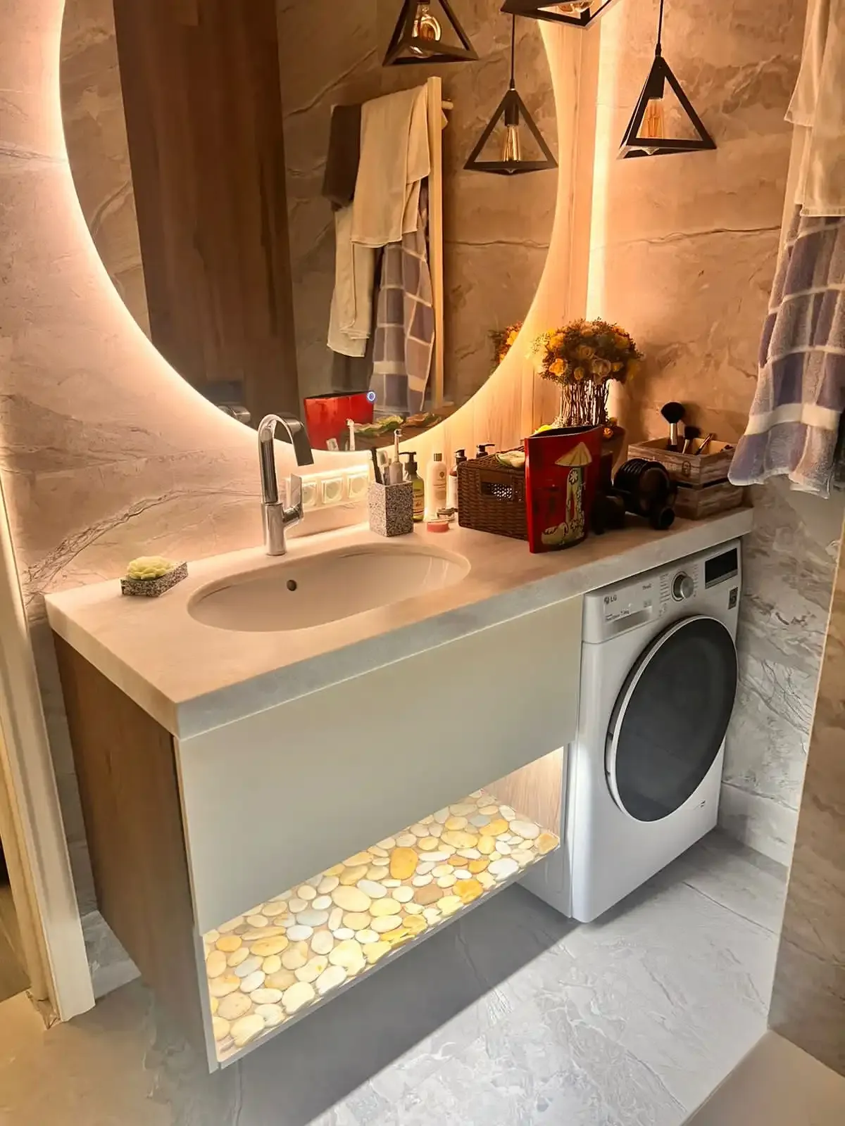 Белая тумба из ЛДСП в ванной комнате