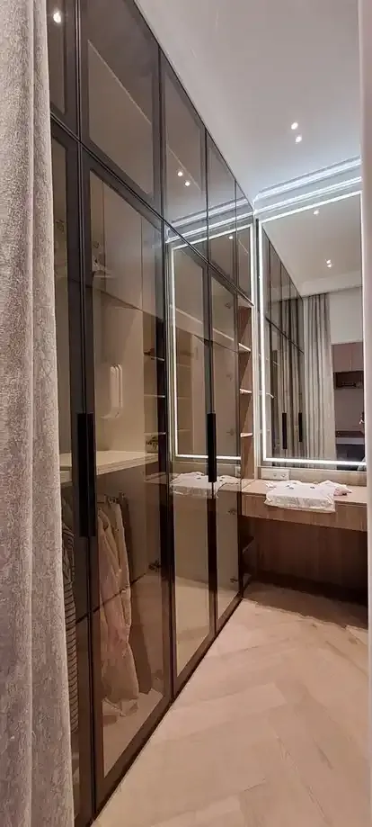 Гардеробная со стеклянными дверями от АмаТрио