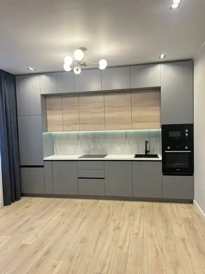 Серая минималистичная кухня на заказ