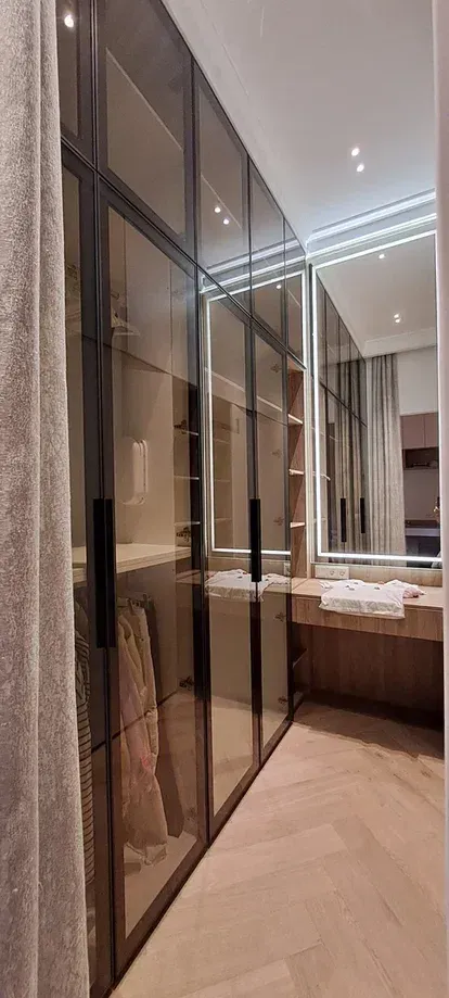 Гардеробная со стеклянными дверями от АмаТрио