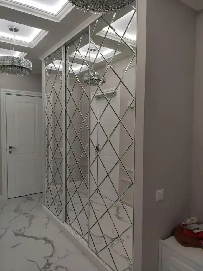 Зеркальный шкаф-купе на заказ с ромбовидным узором