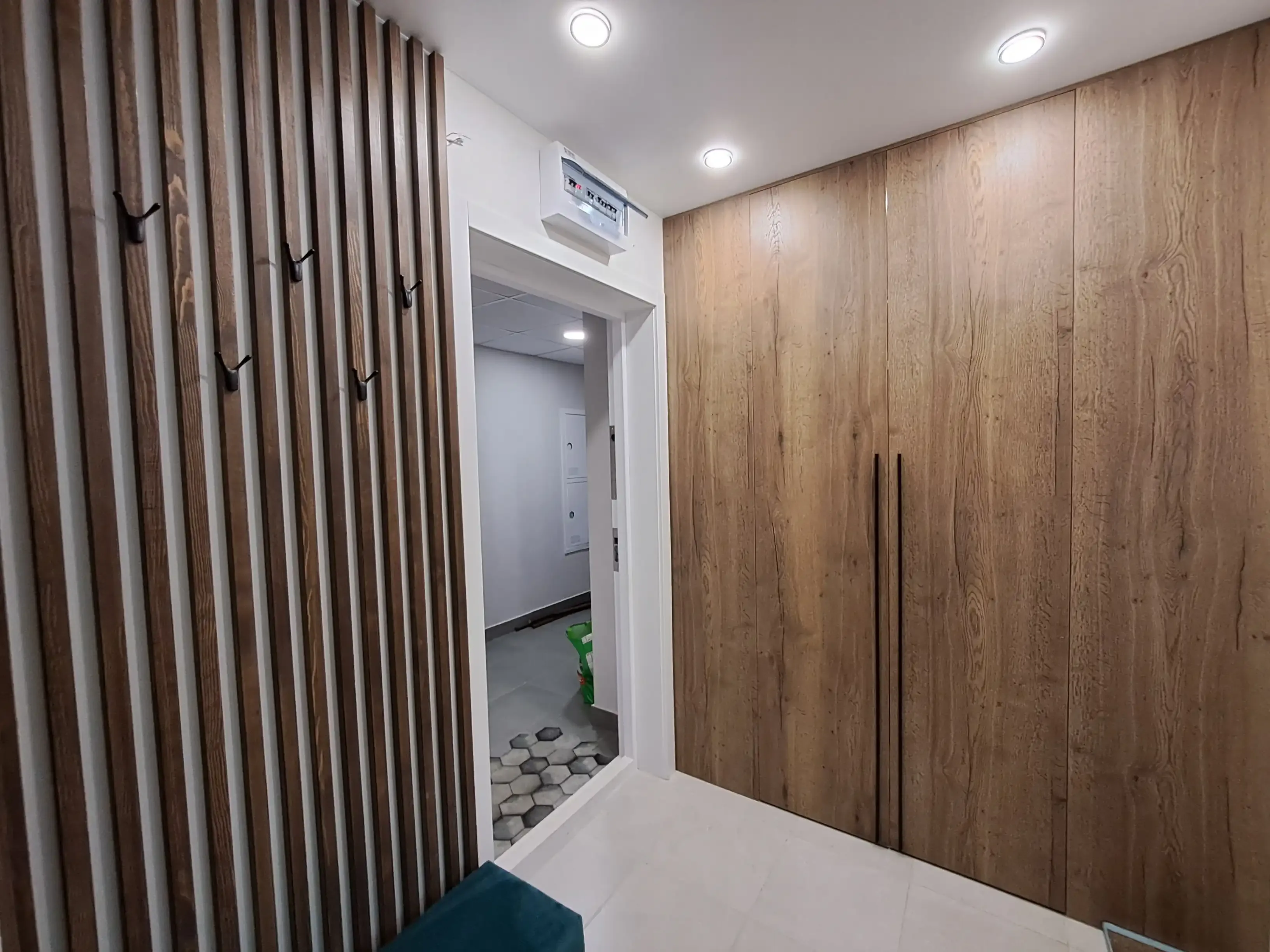 Современная прихожая: деревянные рейки, шкаф-купе и вешалка