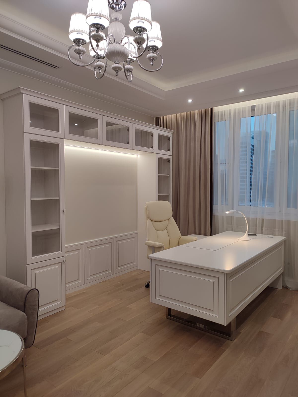 Офисный белый стол от АмаТрио