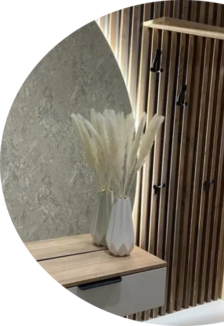 Прихожая с тумбой из ЛДСП и рейками из дерева