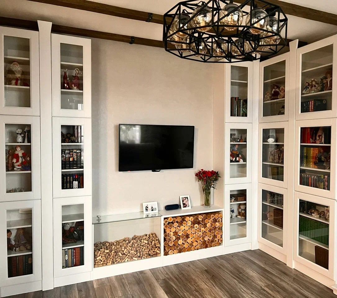 Книжный шкаф на заказ: гостиная с камином